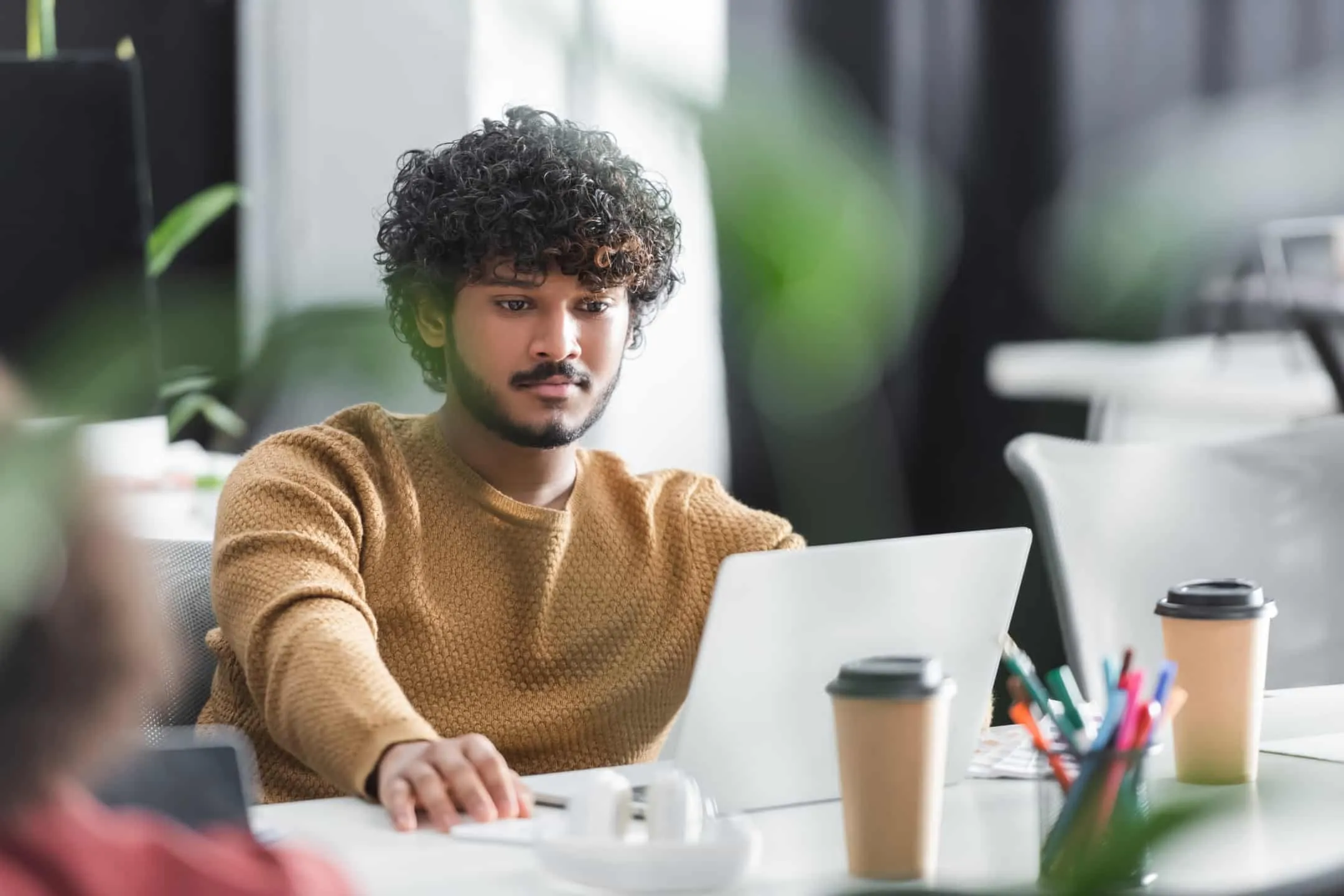 empresario buscando herramientas y funciones de atención al cliente por chat en vivo de whatsapp business en una computadora portátil
