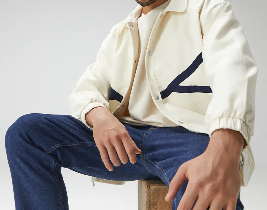 Un modelo masculino con ropa de Styli.