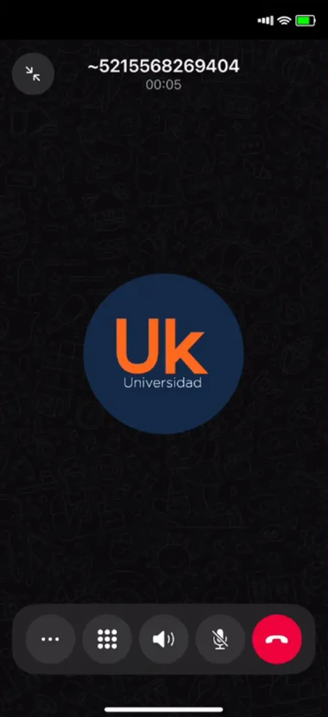 Capture d’écran illustrant un appel avec Universidad Uk directement depuis une conversation WhatsApp.