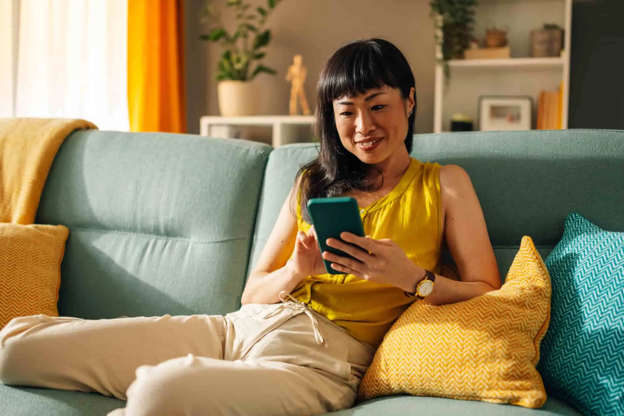 Une personne qui parcourt des outils et plateformes de remarketing sur son téléphone mobile