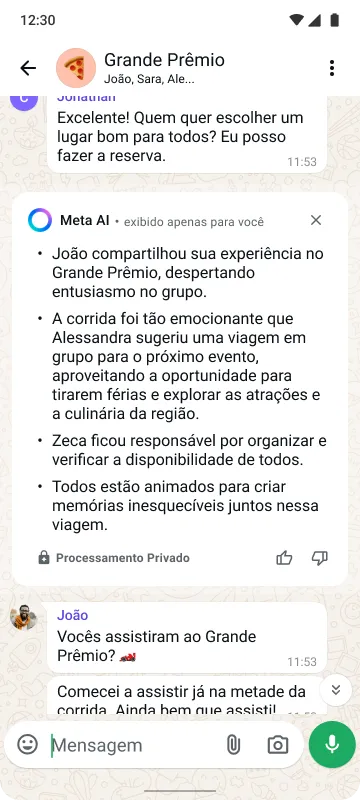 Celular mostrando um grupo com o nome "Fãs" com mensagens sobre o Grande Prêmio de Fórmula 1, nomes dos membros, emojis e botão de enviar.