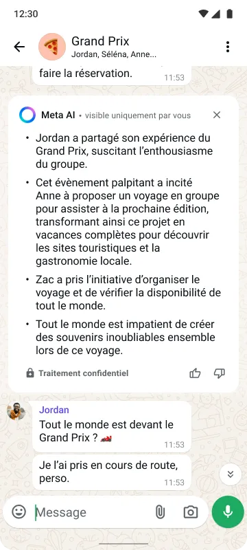 Smartphone présentant une discussion de groupe nommée "Fans" avec des messages sur le Grand Prix, les noms des participants, des emojis et un bouton d’envoi.