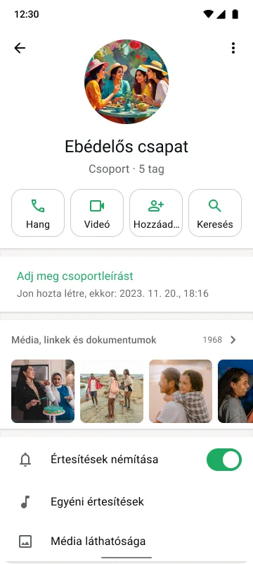 Okostelefon, amelynek kijelzőjén az 5 tagú „Ebédelős csapat” nevű csoportos chat látható a hívásra és a keresésre szolgáló gombokkal, valamint némított értesítésekkel.
