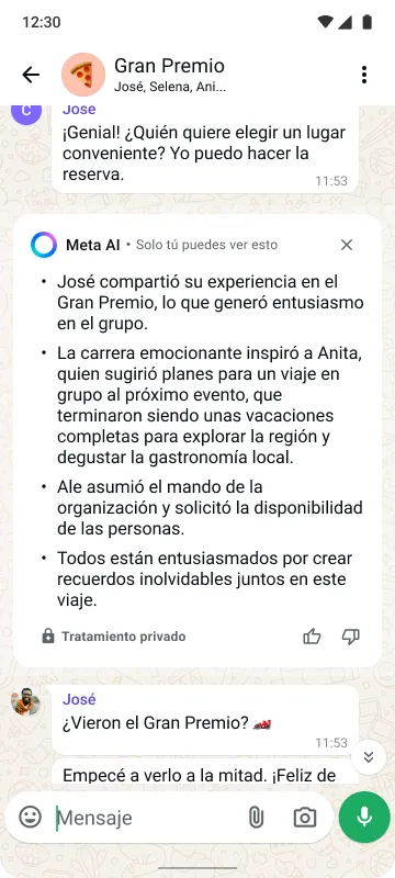 Smartphone que muestra un chat grupal llamado "Fans" con mensajes sobre el Grand Prix, nombres de participantes, emojis y un botón de enviar