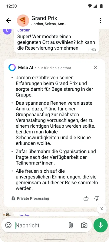 Smartphone, auf dem der Gruppenchat „Fans“ mit Nachrichten zum Grand Prix, den Namen der Teilnehmenden, Emojis und einem Senden-Button angezeigt wird