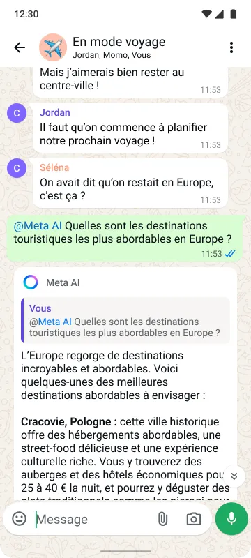 Smartphone présentant une discussion de groupe nommée "Travel club" destinée à la planification d’un voyage en Europe et dans laquelle Meta AI donne des conseils de voyage.