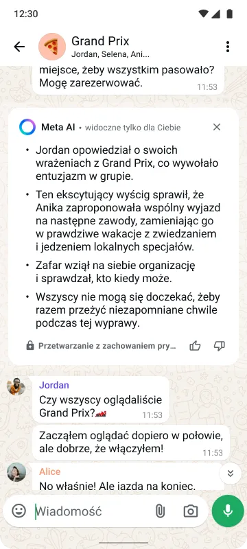 Ekran smartfona przedstawiający czat grupowy „Fans” z wiadomościami o Grand Prix, imionami i nazwiskami członków grupy, emoji i przyciskiem wysyłania.