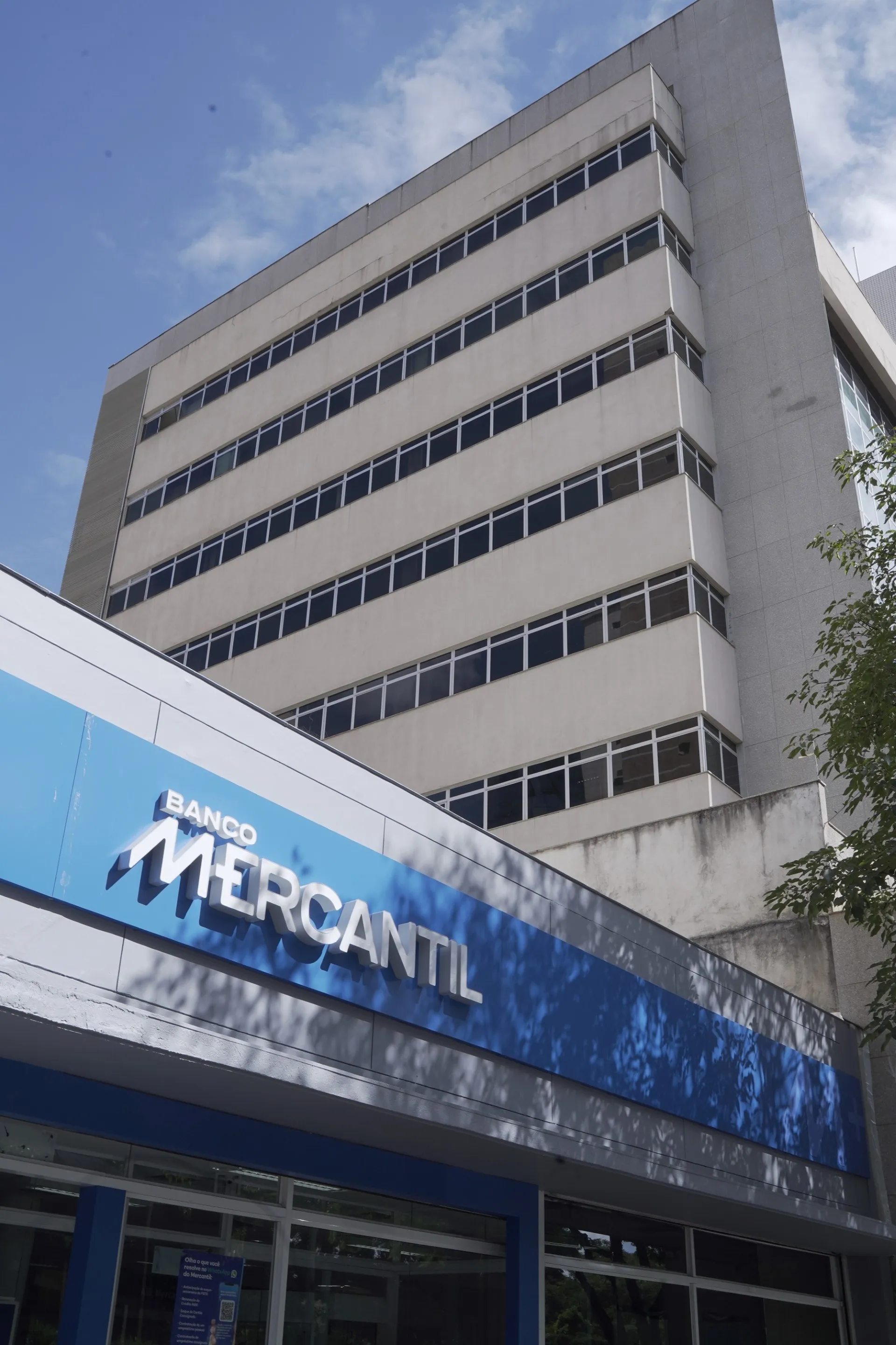 Exterior de una sucursal del Banco Mercantil.