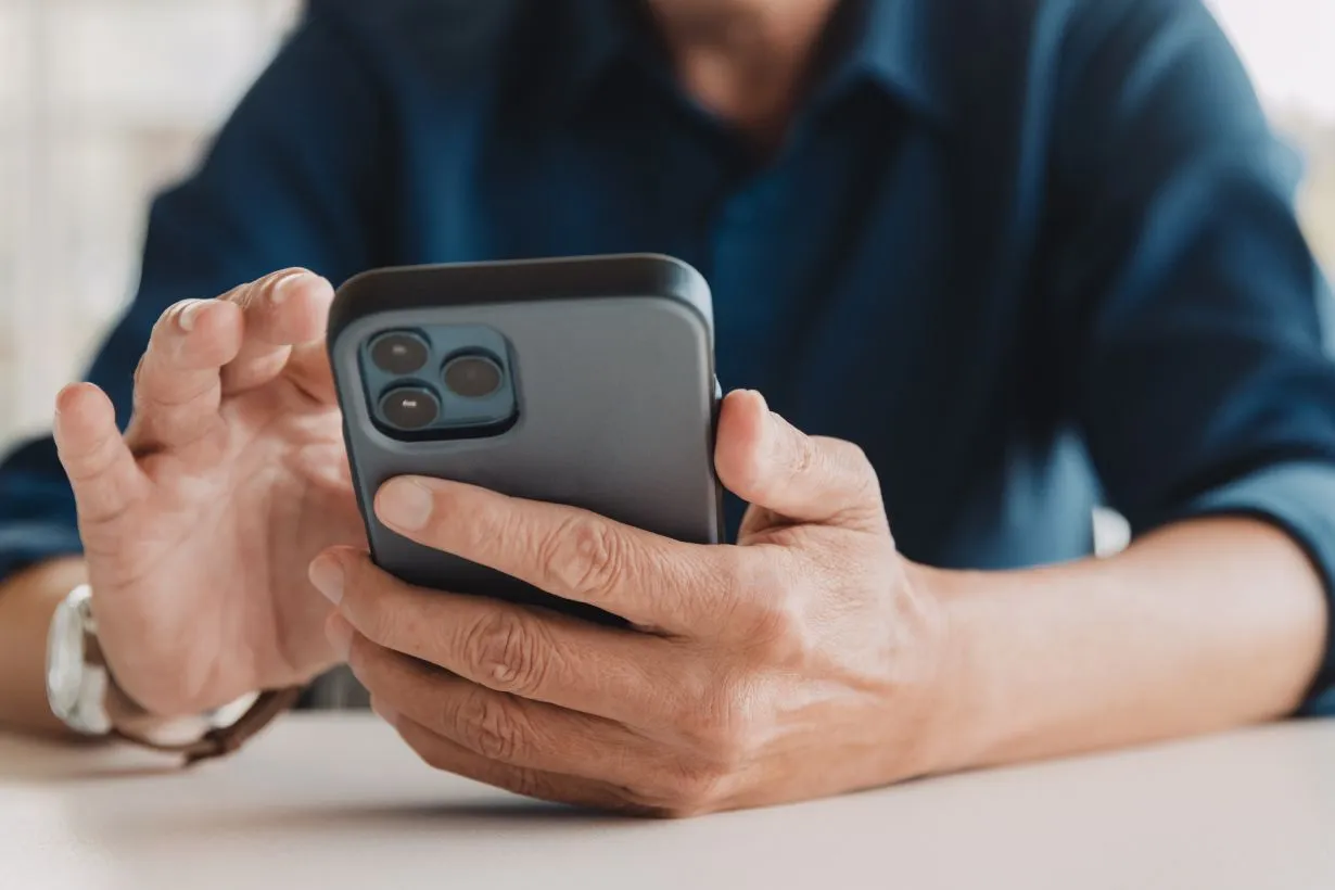Un hombre usa su teléfono celular