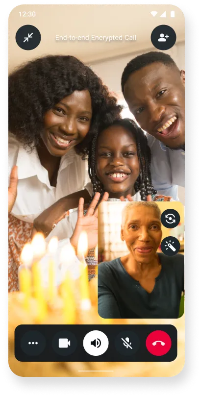 Familia inayotumia soga ya sauti kushiriki sherehe ya siku ya kuzaliwa na jamaa