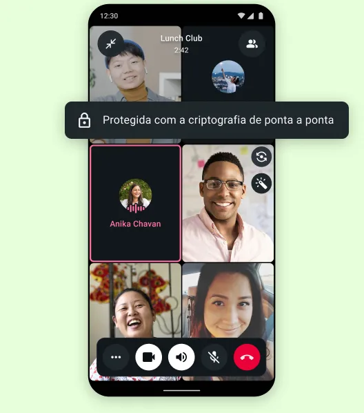 Dispositivo móvel mostrando uma ligação de voz em grupo com destaque para a criptografia de ponta a ponta