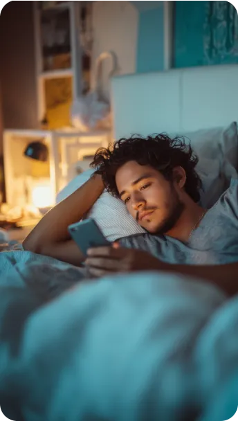 mãe e filha sorrindo e mostrando que estão felizes por conseguir estar conectadas no whatsapp