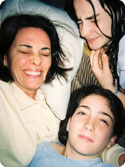 mulher sorrindo olhando para o celular enquanto usa o status do whatsapp