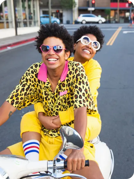 menino sorrindo e comendo uma maçã como exemplo de imagens que podem ser enviadas no whatsapp